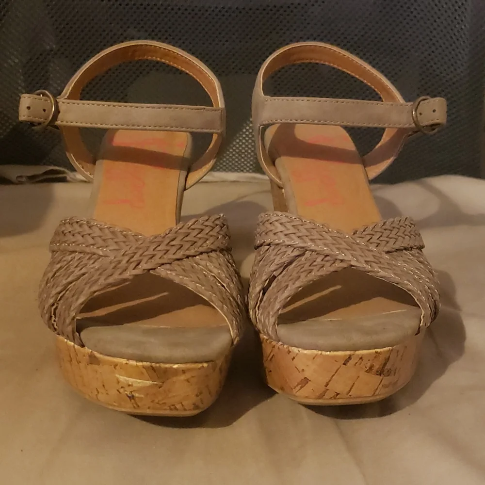 Grey and tan platform heels - Picture 1 of 4